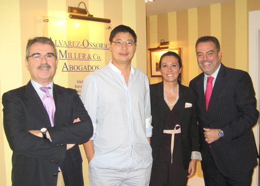El Presidente Asociación Comerciantes y Empresarios Chinos en España visita el Bufete